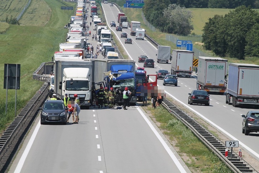 Wypadek na A4. Droga w stronę Wrocławia jest zablokowana. Zderzyły się trzy pojazdy [ZDJĘCIA]