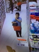 Kobieta podejrzana o dokonanie kradzieży. Policja prezentuje jej wizerunek