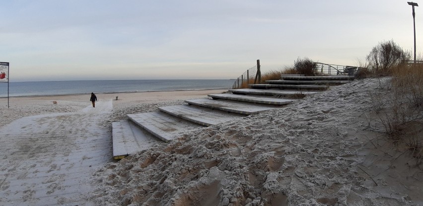 Mróz na plaży w Świnoujściu. Zobaczcie, jak wygląda plaża zimą - to rzadki widok.