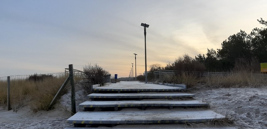 Mróz na plaży w Świnoujściu. Zobaczcie, jak wygląda plaża zimą - to rzadki widok.