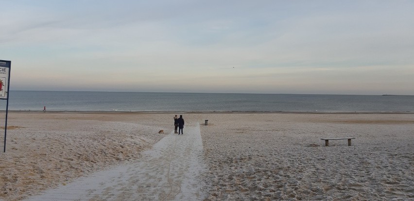 Mróz na plaży w Świnoujściu. Zobaczcie, jak wygląda plaża zimą - to rzadki widok.