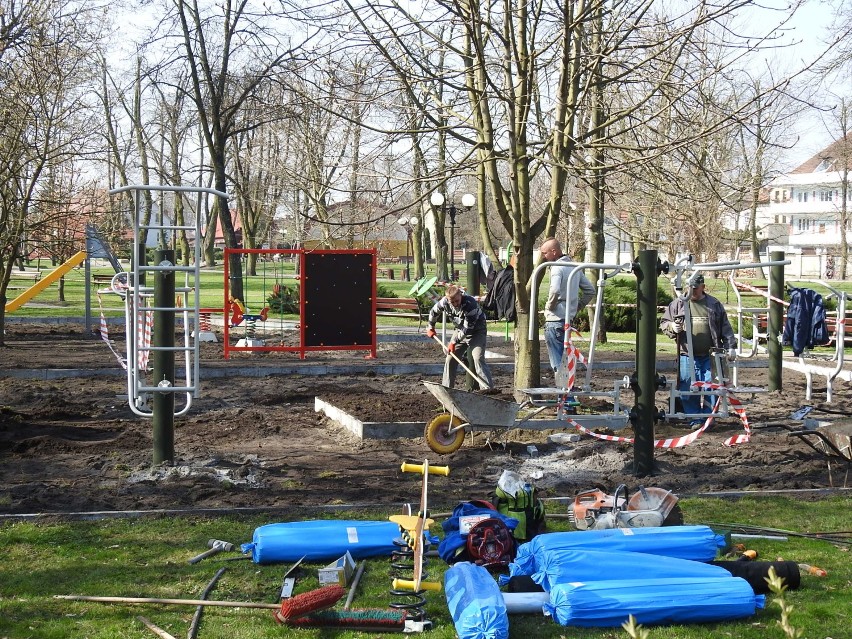 Budowa siłowni pod chmurką i placu zabaw w parku w Bielsku...