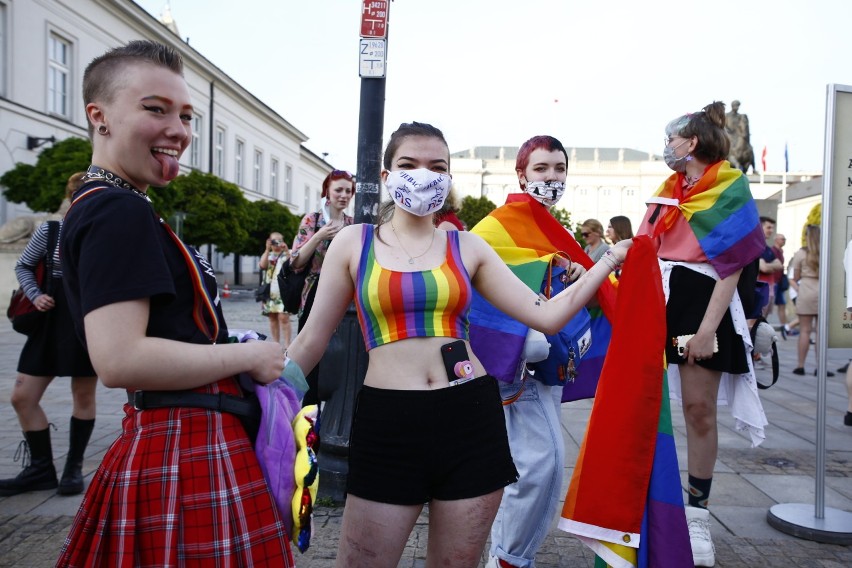 Tęczowe Disco pod Pałacem. W Warszawie odbył się protest przeciwko dyskryminacji osób LGBT w tzw. Karcie Rodziny