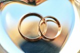 Jakie obrączki wybrać? Czy i jak nosić pierścionek zaręczynowy po ślubie? Zobacz!