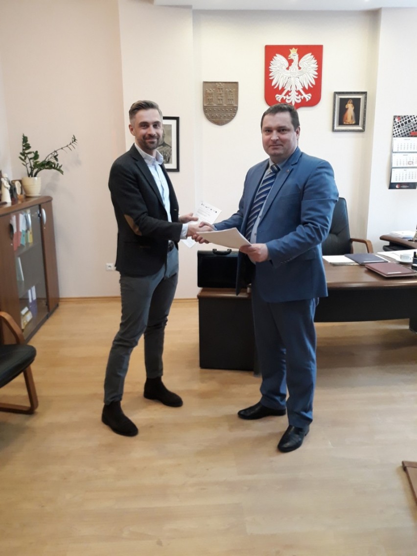 Burmistrz Rafał Drab podpisał umowę z firmą, które zajmie się montażem kolektorów słonecznych