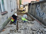 Leszno. Bruk na Wąskiej zamiast starej trylinki. Kiedyś leżał na innej leszczyńskiej ulicy na starówce ZDJĘCIA