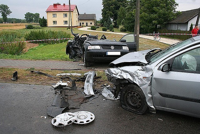 Wypadek Zdziarzec. Kierujący passatem jadąc w kierunku Dębicy, na łuku drogi stracił panowanie nad pojazdem i bokiem uderzył w jadącego z przeciwka forda focusa. Volkswagenem podróżowało dwóch młodych mieszkańców powiatu dębickiego, 19-letni kierowca i 16-letni pasażer. Fordem natomiast jechała 31-letnia mieszkanka powiatu dębickiego wraz z niespełna rocznym synem. 

Zobacz:  Wypadek w Cisowej. Zderzyło się auto z tirem