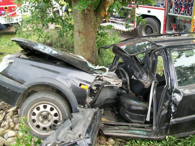 Wypadek w miejscowości Mlecze. Golf uderzył w drzewo