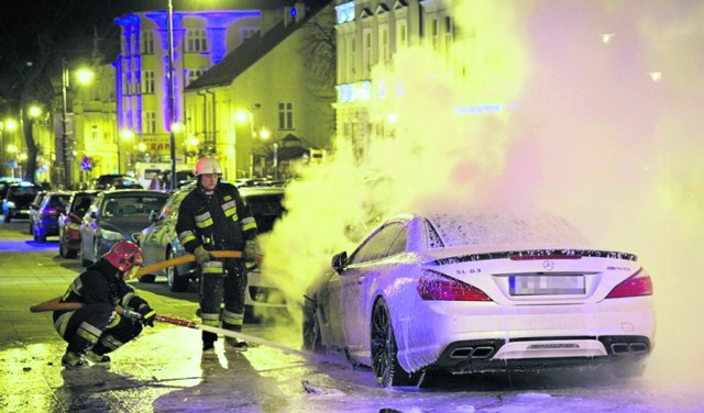 Kiedy strażacy przyjechali na miejsce, ogień obejmował przód samochodu stojącego na Krakowskiej