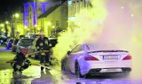 Mercedes spłonął w centrum Tarnowa. Policja na tropie sprawcy