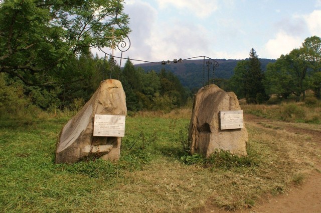 Dwa obeliski witające turyst&oacute;w na szlaku. Na jednym z nich widnieje zacytowany fragment wiersza poety. Fot. B.Figurniak