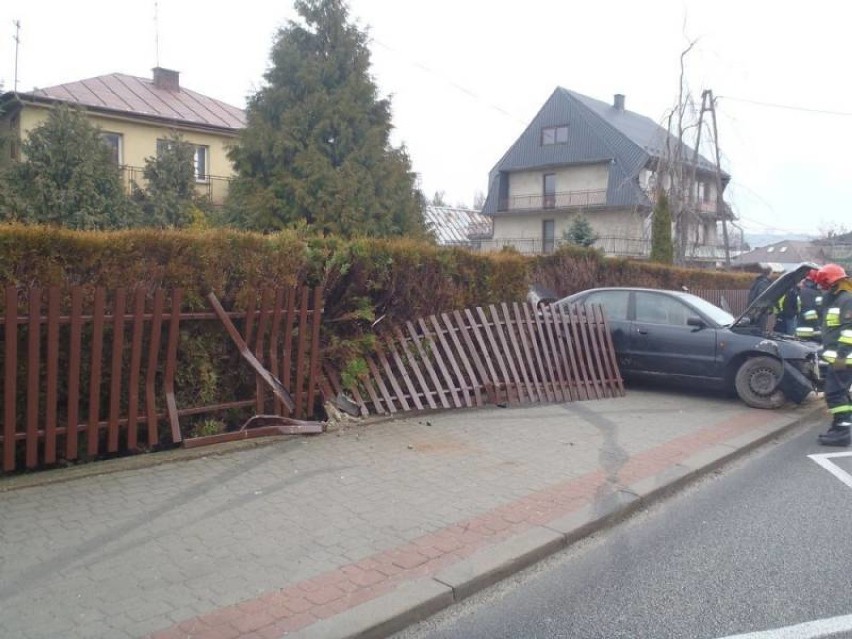 Czerniec. Auto na płocie. Kierowca w szpitalu [ZDJĘCIA]