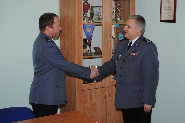 Mł. insp. Janusz Picha (z lewej) służył w policji od ponad 25 lat.