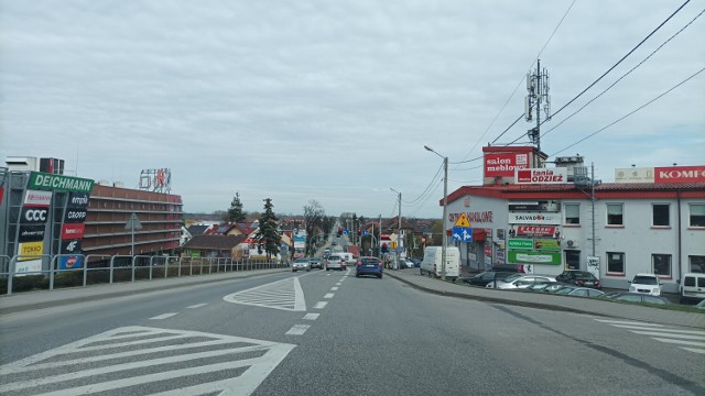 Ulica Proszowska w Bochni. W północnej części miasta nie ma ani jednej szkoły