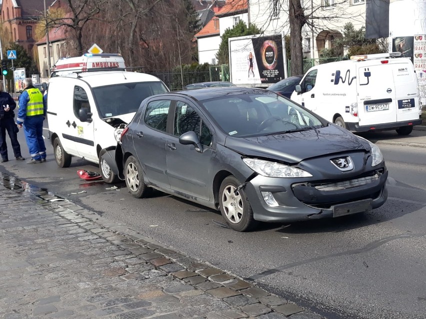 Trzy samochody zderzyły się na ul. Kasprowicza we Wrocławiu [ZDJĘCIA]