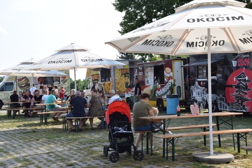 Zlot foodtrucków w Łasku. Jedzenie z samochodów do niedzieli ZDJĘCIA