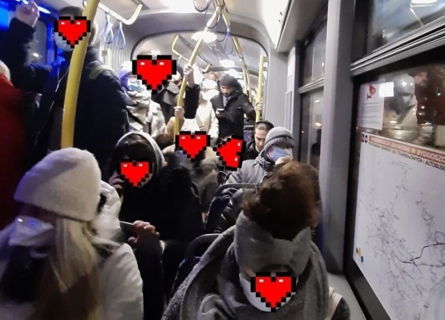 To zdjęcie tłoku nasza czytelniczka zrobiła w tramwaju nr 2. - Udało mi się wykonać te fotografię w okolicach Zielonych Arkad, jak już mogłam w miarę swobodnie się poruszać - mówi.