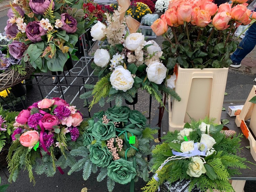 Ceny kwiatów, zniczy i wiązanek przed Cmentarzem Parafialnym w Obornikach [ZDJĘCIA]