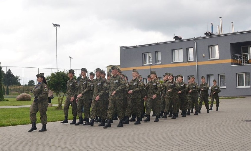 Mundurowe klasy ślubowały w Gościnie, przy pasowaniu na ucznia w ruch poszła szabla