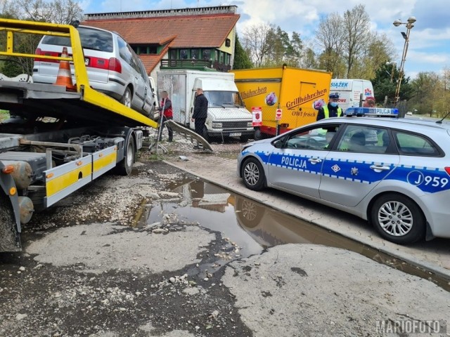 Wypadek w Opolu. Volkswagen wjechał w ogrodzenie zajazdu Niedźwiednik