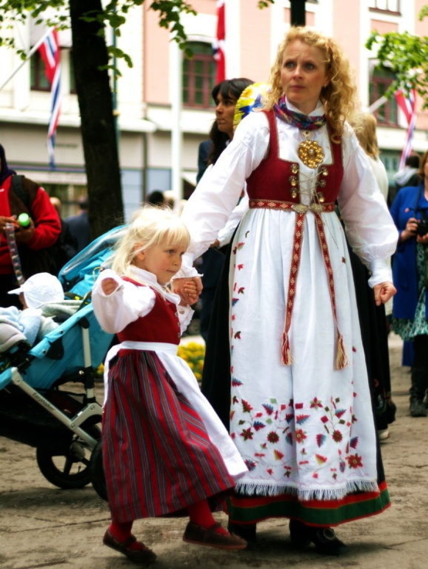 Dorośli przybywają razem z dziećmi. Fot. Paweł Mucha