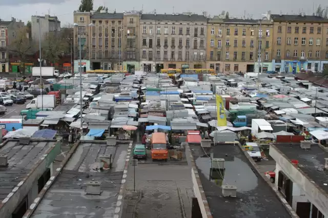 Lata osiemdziesiąte. Jak wyglądała wtedy Łódź? Życie wyglądało wtedy zupełnie inaczej. Na przykład odzianie hucznie powitali 1980 roku. Bawili się na licznych balach, prywatkach. Bardzo ciężko było zdobyć zaproszenie na sylwestrową imprezę w Łodzi. Witano też pierwszą łodziankę, która przyszła na świat. Była to córka Marii i Ryszarda Grabowskich, która urodziła się w szpitalu im. Kopernika. Jej mama była inżynierem, a tata artystą plastykiem. 1 stycznia powstało też Nadleśnictwo Łódzkie. Przydzielono mu w Proboszczewicach dwa hektary ziemi i budynek, w którym miała mieścić się administracja.

Na zdjęciu:
Tak wyglądał rynek na Placu Barlickiego

CZYTAJ I OGLĄDAJ DALEJ >>>>>