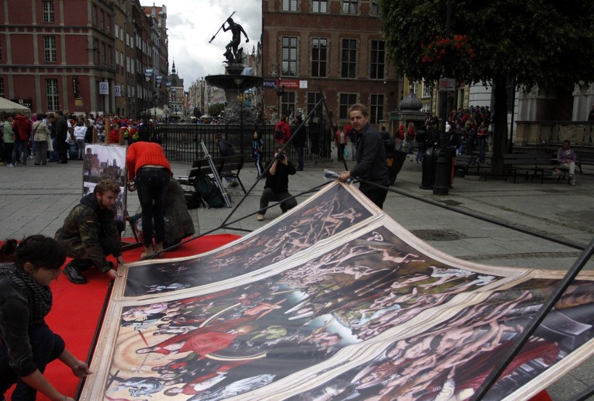 Gdańsk: Happening &quot;Tnij! Czyli Memling po gdańsku&quot;. Na Długim Targu pocięli obraz ''Sąd Ostateczny''