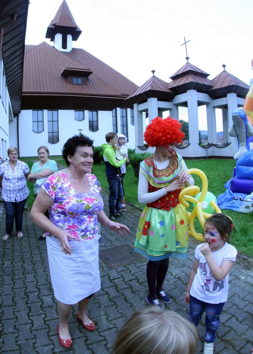 Proboszcz zatańczył z dziećmi na zakończenie wakacji