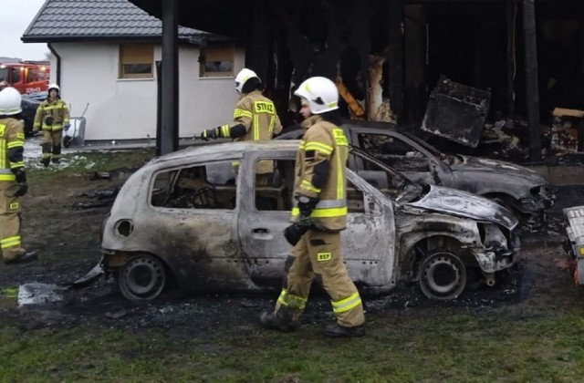 Na miejsce przy ulicy Nowowiejskiej, gdzie doszło do pożaru, zostało rozdysponowanych czternaście zastępów straży pożarnej. Zobacz zdjęcia z akcji straży pożarnej >>>