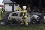 W Gorzowie palił się dom. Z ogniem walczyło 14 zastępów straży. Spłonęły zaparkowane w pobliżu auta