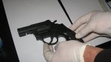Bielska policja zatrzymała mężczyznę posiadającego narkotyki i broń