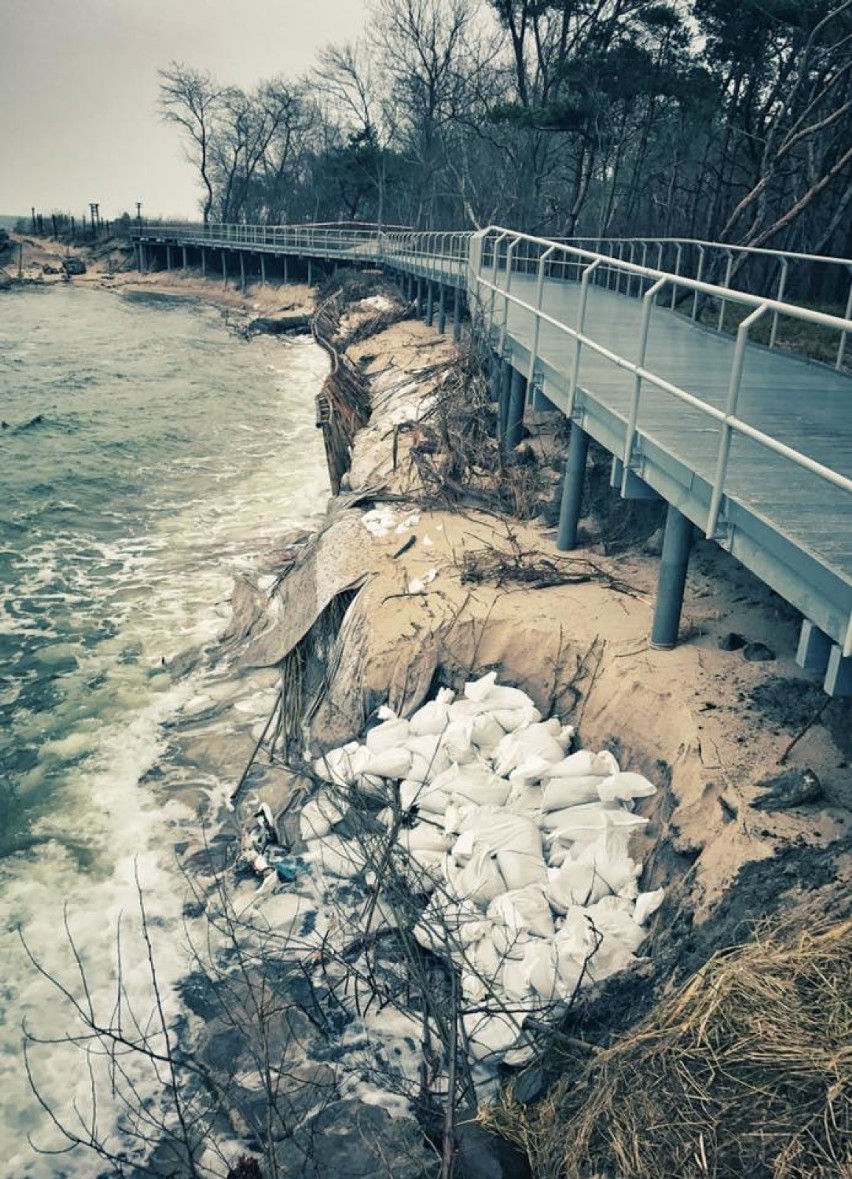 Plaża w Helu zabrana przez Bałtyk