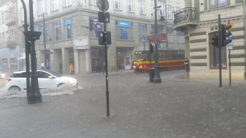 Burza w Łodzi, zalane ulice i dworzec Fabryczny