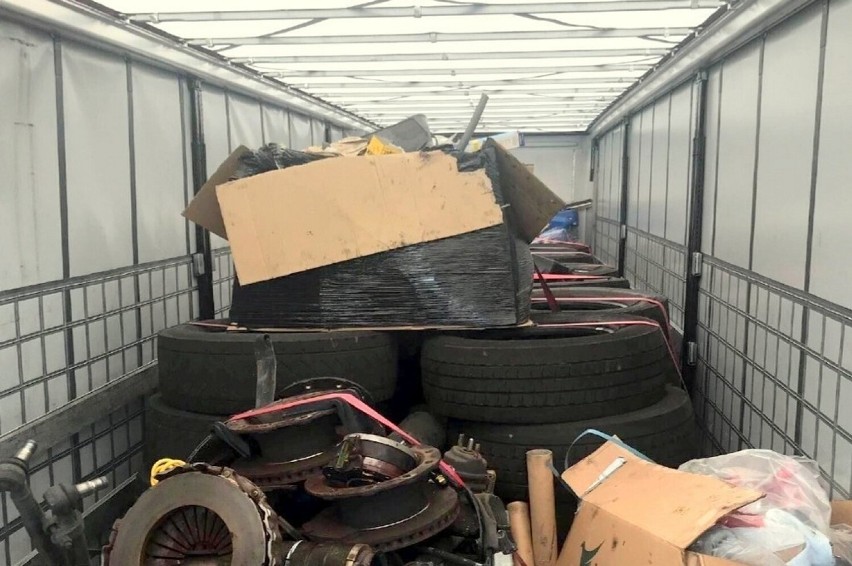 Ponad 11 ton nielegalnych śmieci. Litewska ciężarówka przewoziła stare akumulatory, opony i uszkodzone części samochodów