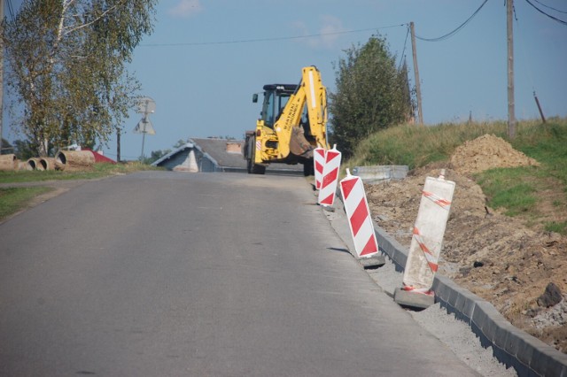 W ramach modernizacji dróg powiatowych w tym roku w Osobnicy budowany był chodnik