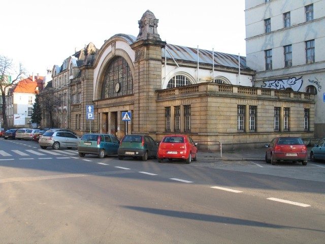 Stary dworzec nie remontowany od lat niszczeje