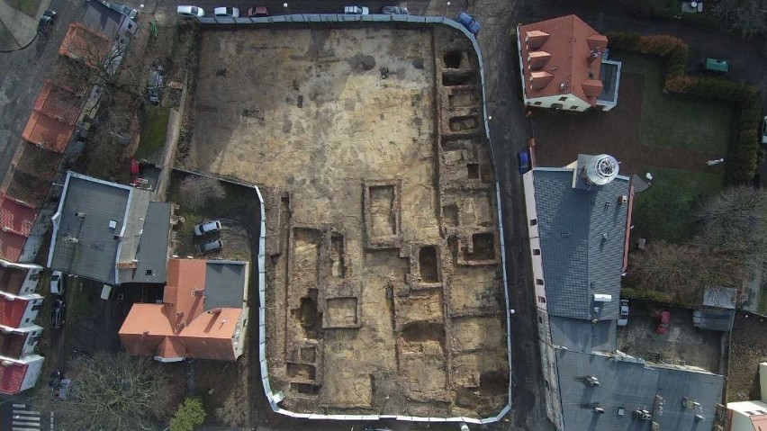 Archeolodzy przy ul. Zamkowej prowadzą badania ratunkowe...