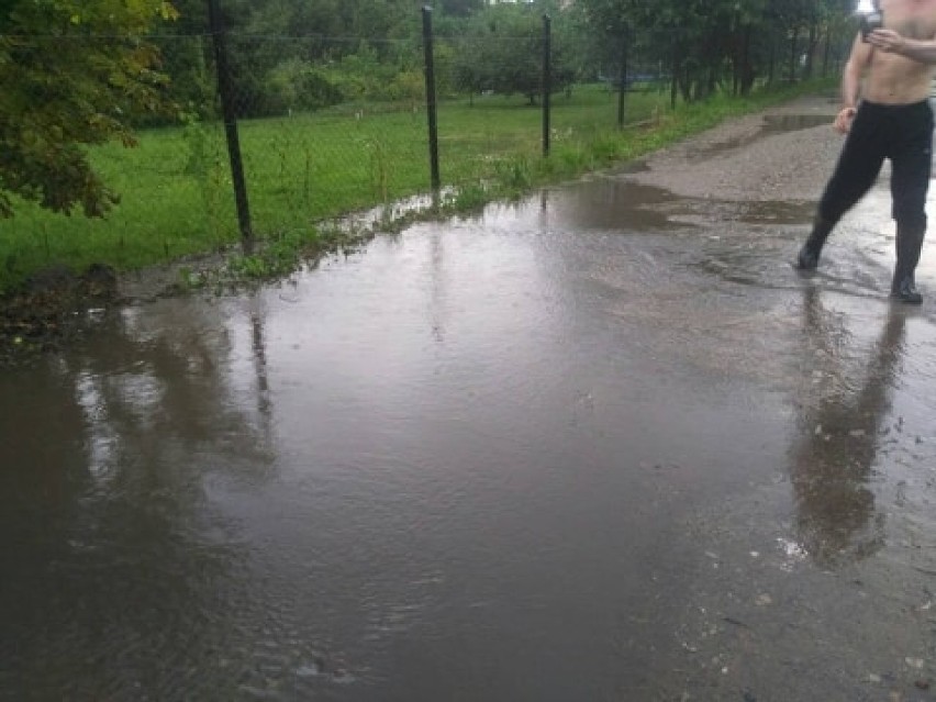 Ulica Parkowa w Lipnie po deszczu to jezioro. Śmierdzące, bo na drodze są fekalia i papier toaletowy. Zobacz zdjęcia