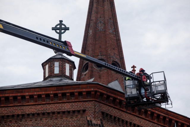 W wyniku silnego wiatru uszkodzony został dach w koście Świętych Apostołów Piotra i Pawła na pl. Wolności w Bydgoszczy. Na miejscu zjawili się strażacy, którzy usuwali pozrywane fragmenty poszycia.

Do godziny 18, 29 października, obowiązuje ostrzeżenie przed silnym wiatrem w województwie kujawsko-pomorskim. Strażacy w regionie od godziny 8 rano w niedzielę wyjeżdżali 220 razy na interwencje.

Po obfitych opadach deszczu w Bydgoszczy nieco się przejaśniło, ale po południu nadal mieszkańcom dokucza wiatr. Porywy wiatru w regionie osiągają 90 km/h.

