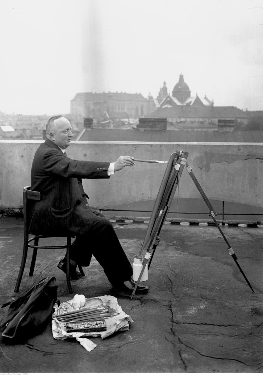 Artysta malarz Jerzy Rupniewski podczas malowania obrazu.