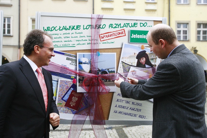 Jelenia Góra:Lotnisko wrocławskie wylądowało na placu ratuszowym (ZDJĘCIA)