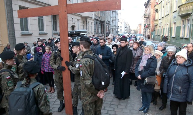 Rekolekcyjną drogę krzyżową zorganizowała we wtorek parafia pw. św. Mikołaja w Grudziądzu. 