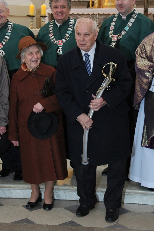 Chełmski krawiec otrzymał najwyższe rzemieślnicze odznaczenie. FOTO

Jerzy Papiernia, chełmski krawiec w minioną sobotę na mszy świętej w Bazylice NNMP w Chełmie został odznaczony najwyższym odznaczeniem rzemieślniczym - szablą Kilińskiego.