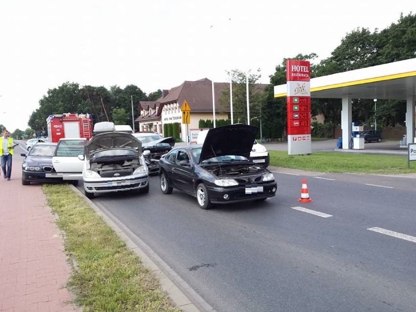 Zderzenie 4 pojazdów na ul. Zdunowskiej w Krotoszynie [ZDJĘCIA]