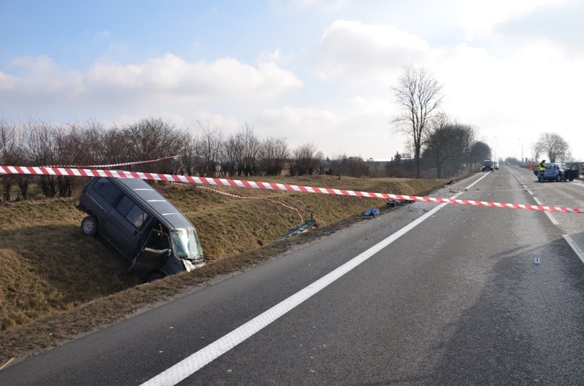 Czołowe zderzenie busa i samochodu osobowego. Jedna osoba nie żyje