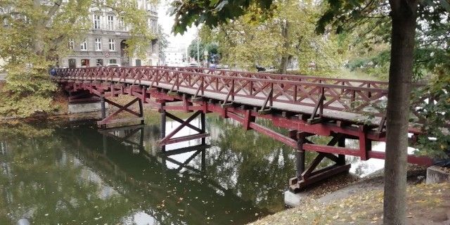 Kładka św Antoniego na fosie miejskiej we Wrocławiu.