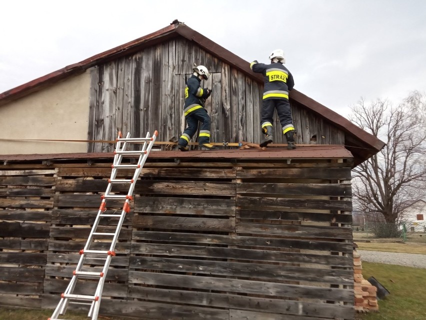 Druhowie OSP  Dębowiec interweniowali przy zerwanym dachu w Woli Cieklińskiej