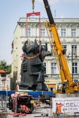 Pomnik na Starym Rynku w Bydgoszczy już przesunięty [zdjęcia]