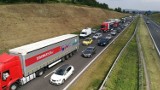 Kraków. Autostrada A4 w kierunku Katowic. Strzeliły opony w tirze. Jeden pas zablokowany, zator na 4 km