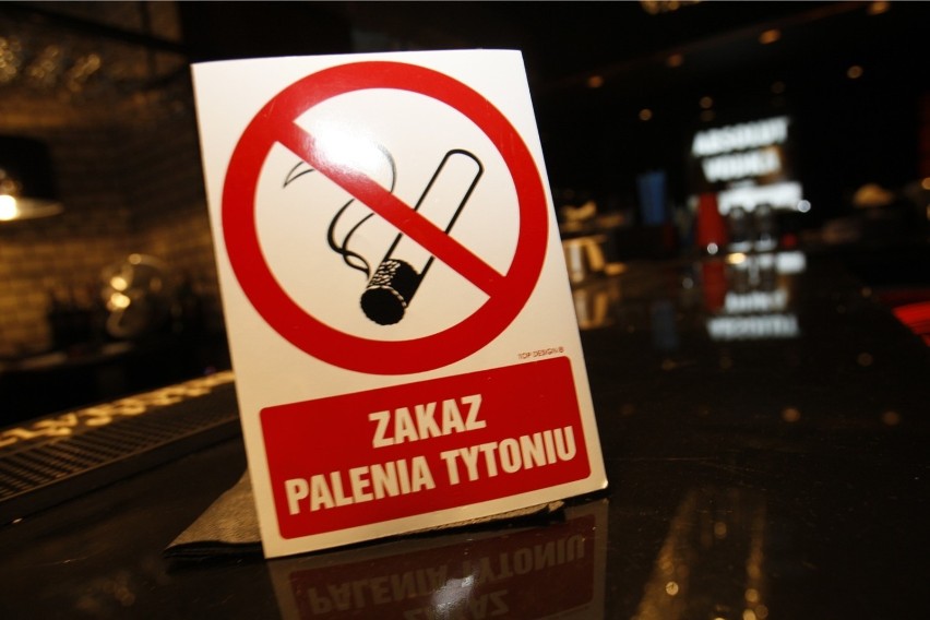 Tak, w większości zakładów pracy obowiązuje zakaz palenia....